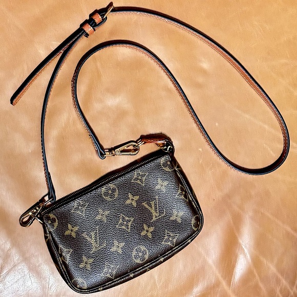 Small Louis Vuitton Crossbody - Used, Good condition, flaws photographed. - Picture 1 of 6
